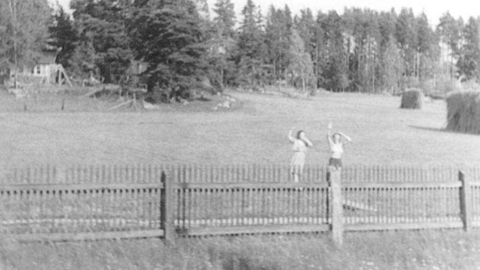 Två svenska kvinnor vinkar till ett av de tåg som transporterade Engelbrechtdivisionen genom landet. Bilderna från divisionens färd är hämtade från Lars Gyllenhaals bok ”Tyskar och allierade i Sverige” och publiceras med författarens medgivande.