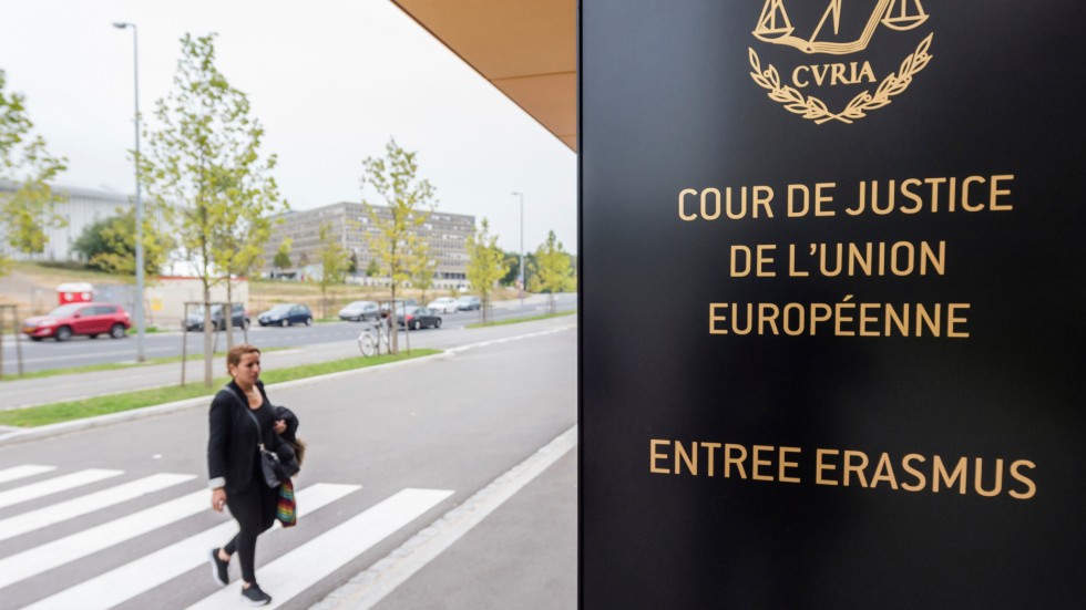 En kvinna utanför en av ingångarna till EU:s domstol i Luxemburg. Arkivbild.