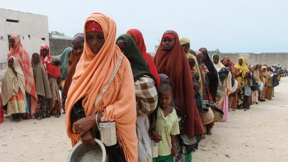 Människor lever i fattigdom och enorm svält på många ställen på vår jord, skriver signaturen "SCE" Bilden är från ett flyktingläger i Somalia.