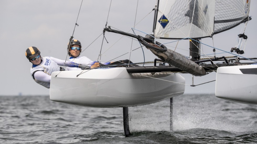 Cecilia Jonsson och Emil Järudd med sin Nacra17-segelbåt under ett träningspass inför OS, här utanför Höllviken i Skåne i juni 2021.