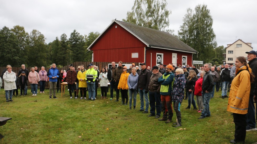 Drygt 100 personer mötte upp i Virserum på fredagskvällen för att protestera mot planerna på en vindkraftpark i Tönshult.