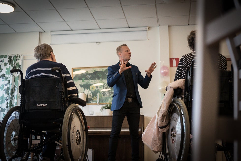 Johan Ståhl på stor turné bland Uppsalas äldre u2013 Upsala Nya Tidning