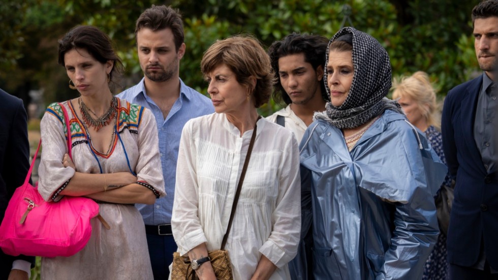 En brokig fransk-algerisk familj i vilken alla avskyr varandra bråkar om familjeöverhuvudets begravning i den franska filmen "Arvet".