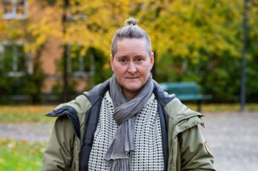 Hanna Hallgren (född 1972) är poet och akademiker. Hon har gett ut ett tiotal böcker. "Ensamhetsträning med Majken Johansson" handlar om hundar och om poeten och frälsningssoldaten Majken Johansson.