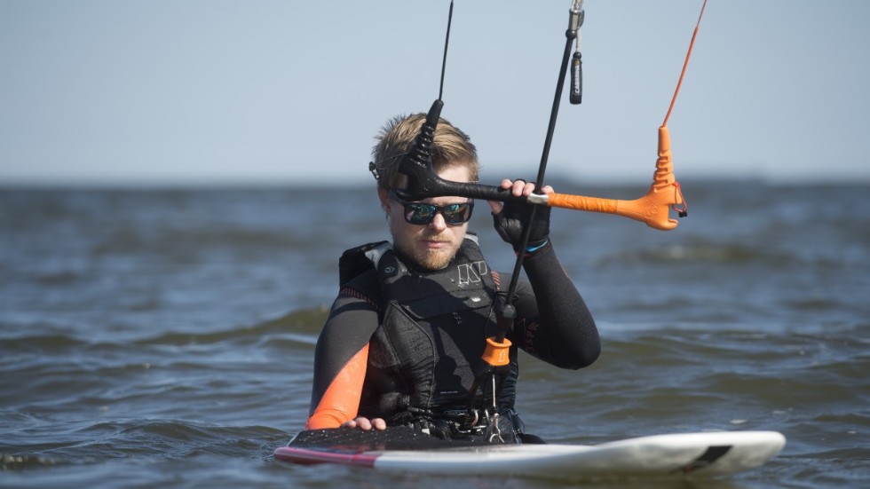 Johan Spång har kitesurfat i 16 år och är en av alla som nu tagit steget över till hydrofoiling. För någon vecka sedan gjorde han sina första försök i Stranduviken, Nyköping.