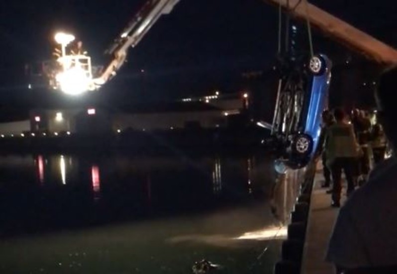 Bilen som körde ner i vattnet på Skeppsbrogatan bärgades efter midnatt.