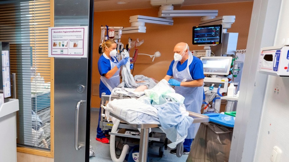 Vårdpersonal tar hand om en covidpatient på en intensivvårdsavdelning i München.