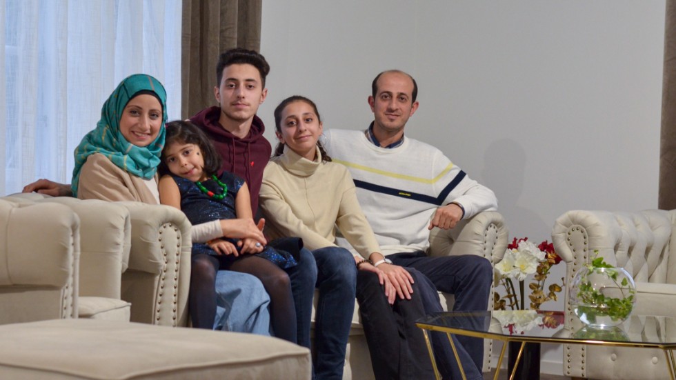 Familjen Sultan är överens om att det kombinerade vardags- och matrummet är favoritplatsen i huset. De har försökt likna huset de fick lämna i Aleppo.