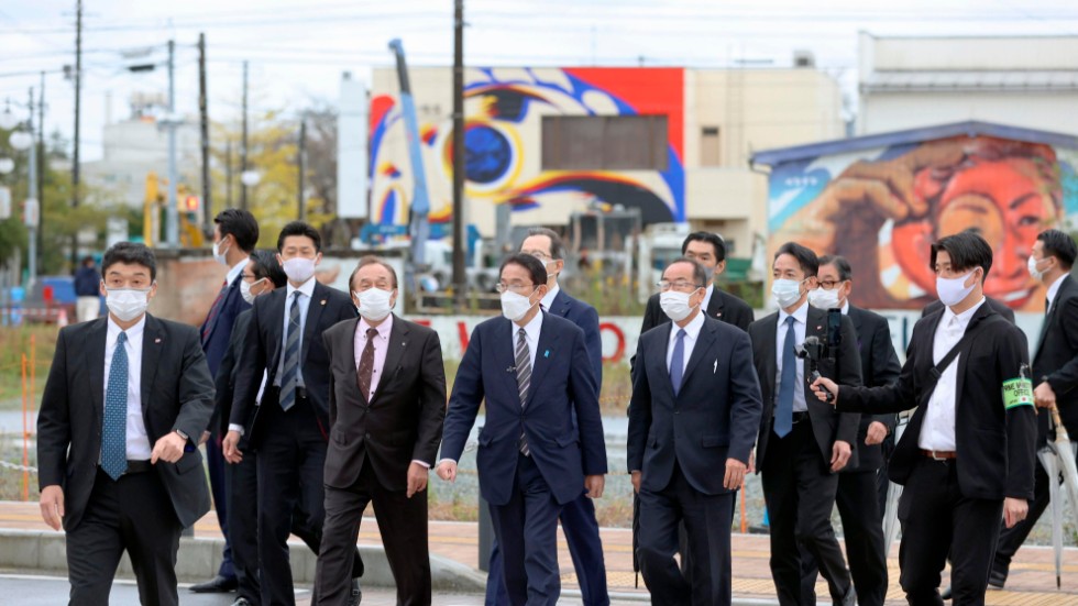 Japans nye premiärminister Fumio Kishida (i mitten) med entourage på besök i Fukushimas kärnkraftverk och drabbade staden Futaba.