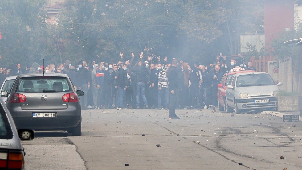 En grupp kosovoserber blockerar en gata i Mitrovica i Kosovo.