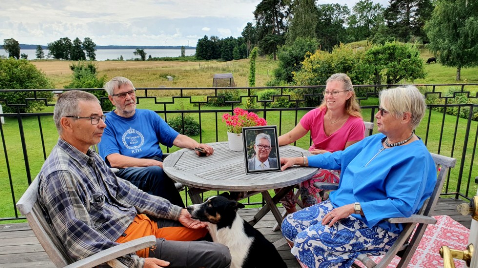"Sa bra allt blev", tycker Lotta Sköld till höger som fick hjälp av Gunnar, Paul och Anna Hall att göra en vacker kista till hennes älskade Gert-Arnes begravning.