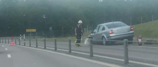 Bil körde in i räcke – påverkade trafiken 