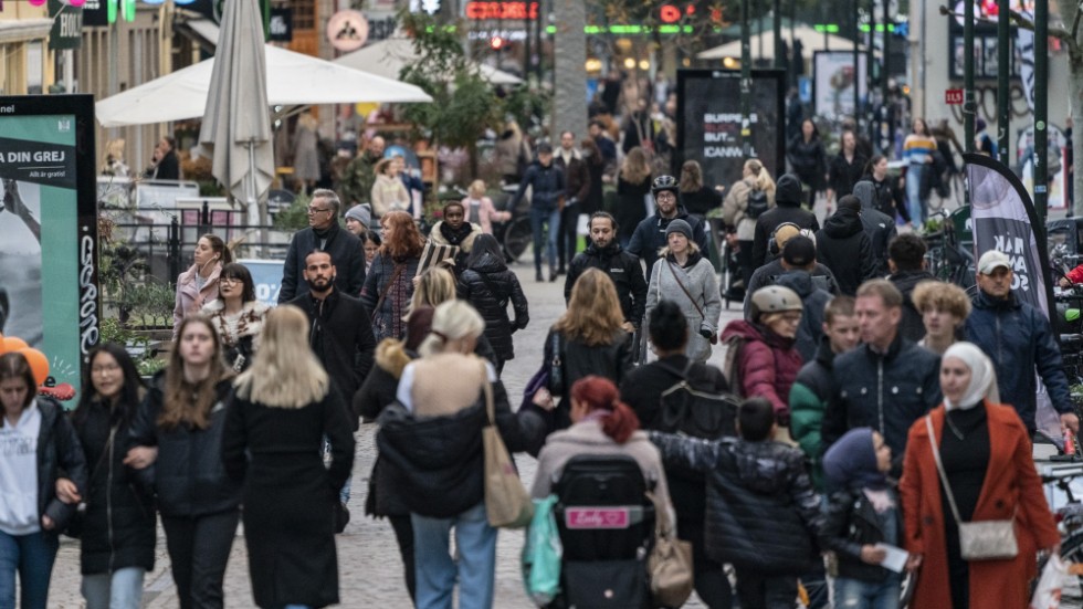 Folkliv mellan butikerna på gågatan Södra Förstadsgatan i centrala Malmö. Arkivbild.