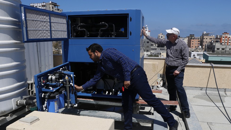 Det israeliska företaget Watergen har tagit fram en innovativ lösning för att öka tillgången på dricksvatten med hjälp av vattenånga i atmosfären. Bilden visar när tekniken testades 2020 på Gazaremsan.
