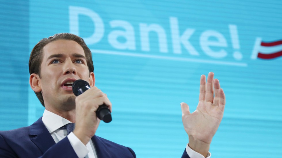 Sebastian Kurz slog om kursen när han tog över ÖVP 2017, började kalla partiet för "Det nya folkpartiet" och ändrade partifärg från svart till turkos. Arkivbild.