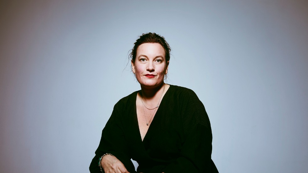 Agnes Lidbeck debuterade 2017 med den hyllade succéromanen "Finna sig". Senast gav hon 2019 ut romanen "Gå förlorad".