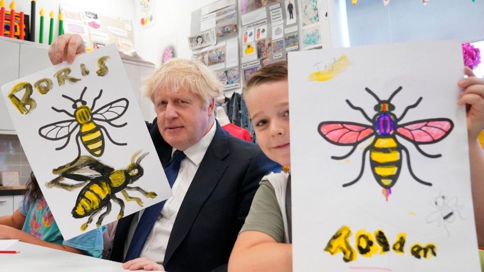 När premiärministern besökte Hide Out Youth Zone i Manchester, i samband med partikongressen, fick han och pojken Jayden rita sina varianter av stadens symbol, arbetsbiet.