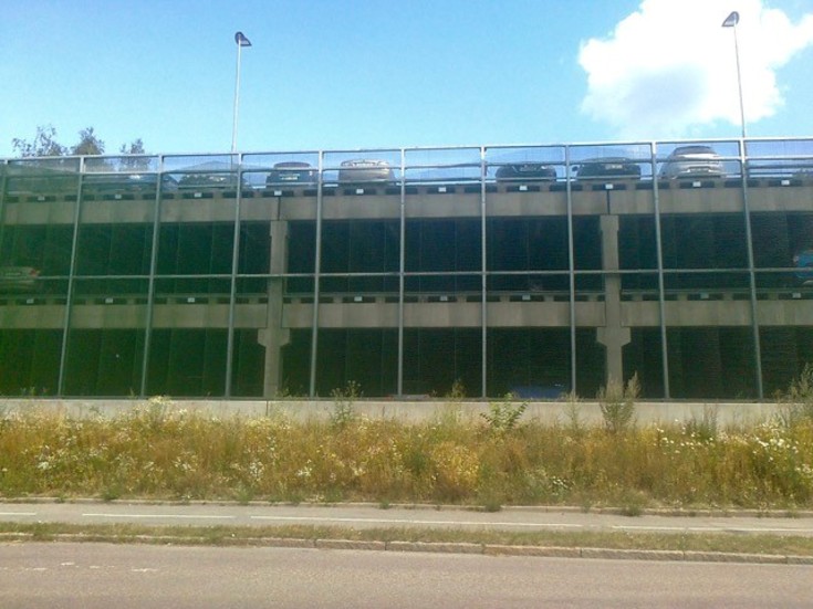 Här kommer en bild på den absolut fulaste och skrämmande byggnaden i hela Nyköping, skriver signaturen "Hans".