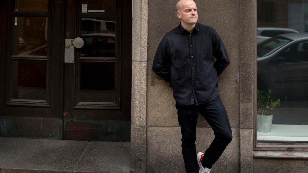 Henrik Bromander är författare och serietecknare. Senast gav han ut den rosade romanen "Högspänning" (2019). Bakom "Skymningstid" ligger tio år av research.
