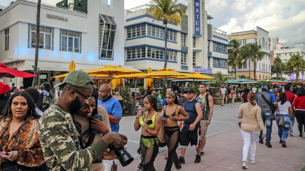 Miami Beach skärper reglerna i ett försök att kontrollera ungdomar som rest till destinationen för att fira sin vårledighet.