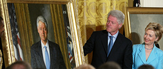 Porträtt av Bush och Clinton åter på paradplats
