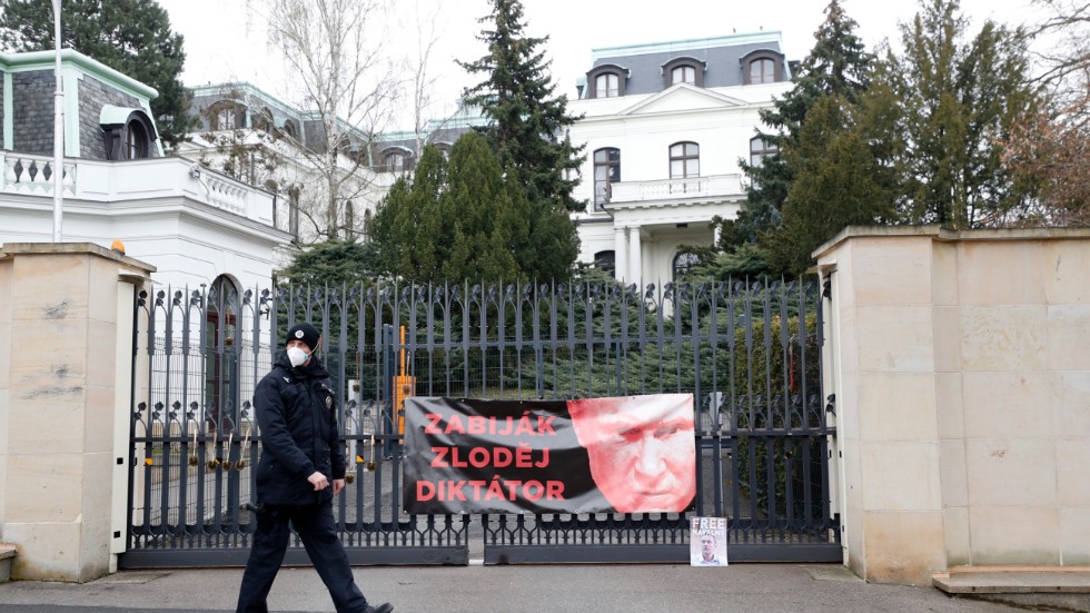 "Mördare, tjuv, diktator" står det på banderollen som tjeckiska demonstranter satt upp på den ryska ambassaden.