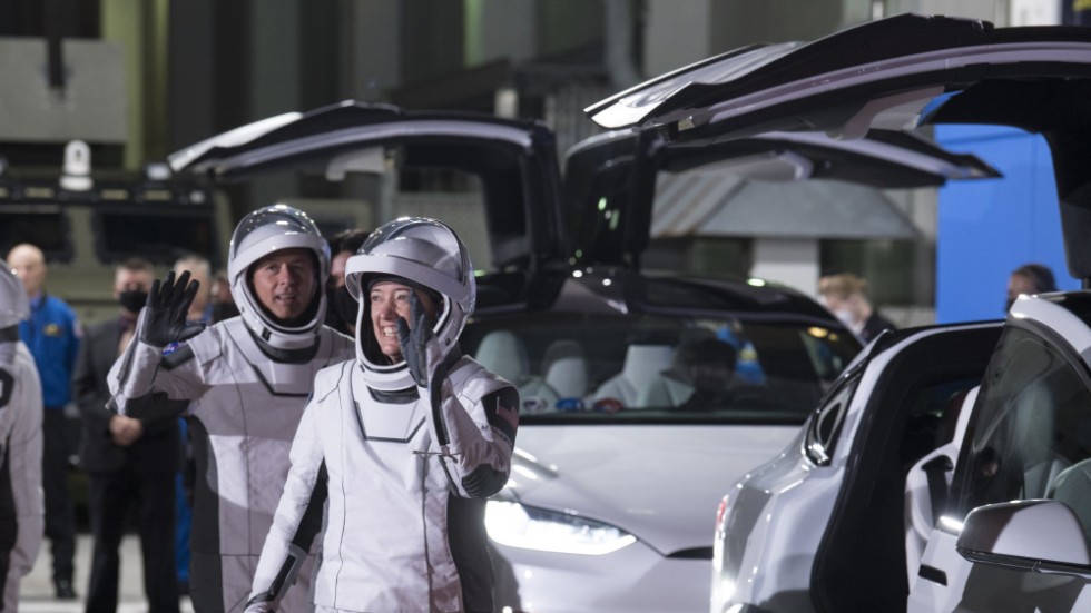 Astronauterna Shane Kimbrough och Megan McArthur på väg in i de Tesla-bilar som förde dem till raketen tidigt på fredagsmorgonen lokal tid.