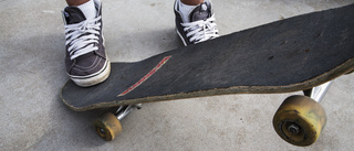 Skateboard åker du vid lokstallarna