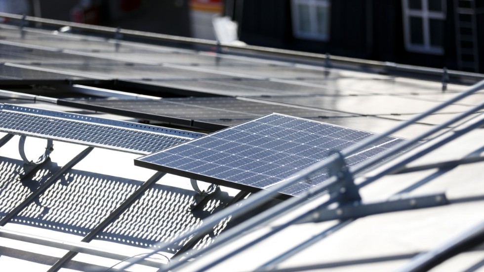 Insändarskribenten anser att solceller ska monteras på alla kommunala tak.
