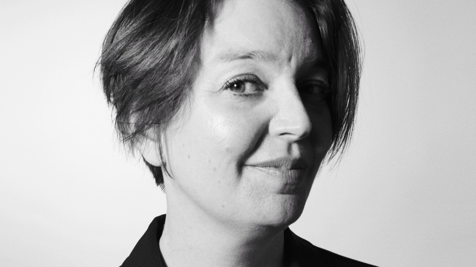 Cecilia Hansson är född i Luleå men bor sedan länge i Stockholm. Hon debuterade 2002 med diktsamlingen "Revbensdagar". Senaste gav hon 2019 ut romanen "Au pair". Hon är även verksam som journalist och kulturskribent.