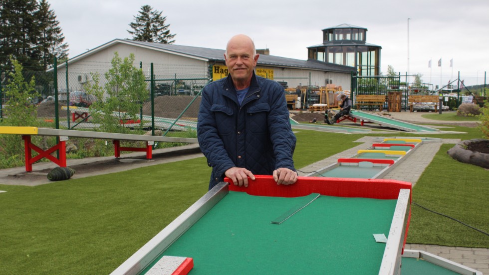 Urban Hagström började som 16-åring som lagerbiträde i S:t Larshallen i Linköping. Sedan var han Ica-handlare i Askeby och Grebo och butikschef för Rusta. Nu är han blomsterhandlare - och dessutom innehavare av två golfbanor.