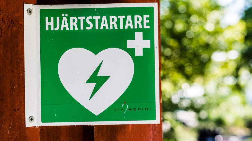 Mindre än en tredjedel av svenskarna vet var närmaste hjärtstartare finns.