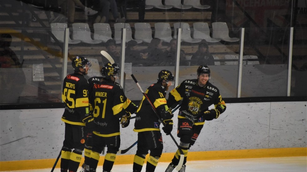 Här jublar Vimmerby Hockey efter att ha satt dit ett av fyra mål i hemmamatchen mot Halmstad.