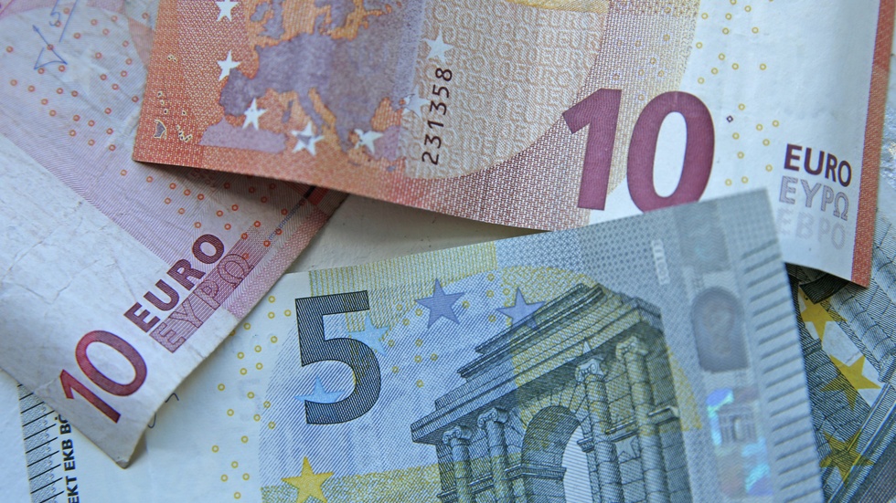 Detta är ett tillfälle att ansluta sig till valutaunionen och få Euron till vår officiella valuta, skriver Carl Gustaf Wennerholm.