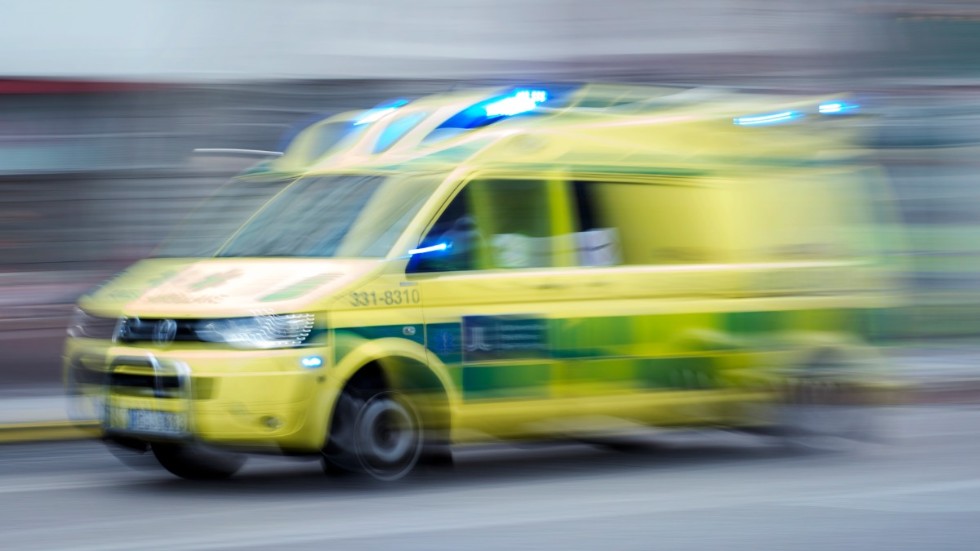 En person har förts till sjukhus efter en arbetsplatsolycka i Karlskrona kommun. Arkivbild.