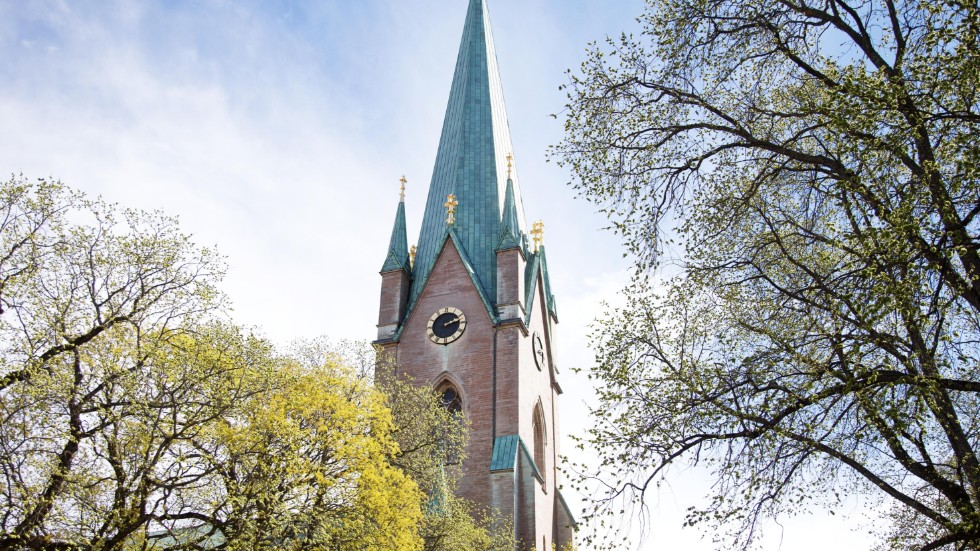 Insändarskribenten uppmanar politiska partier att lämna Svenska Kyrkan. 