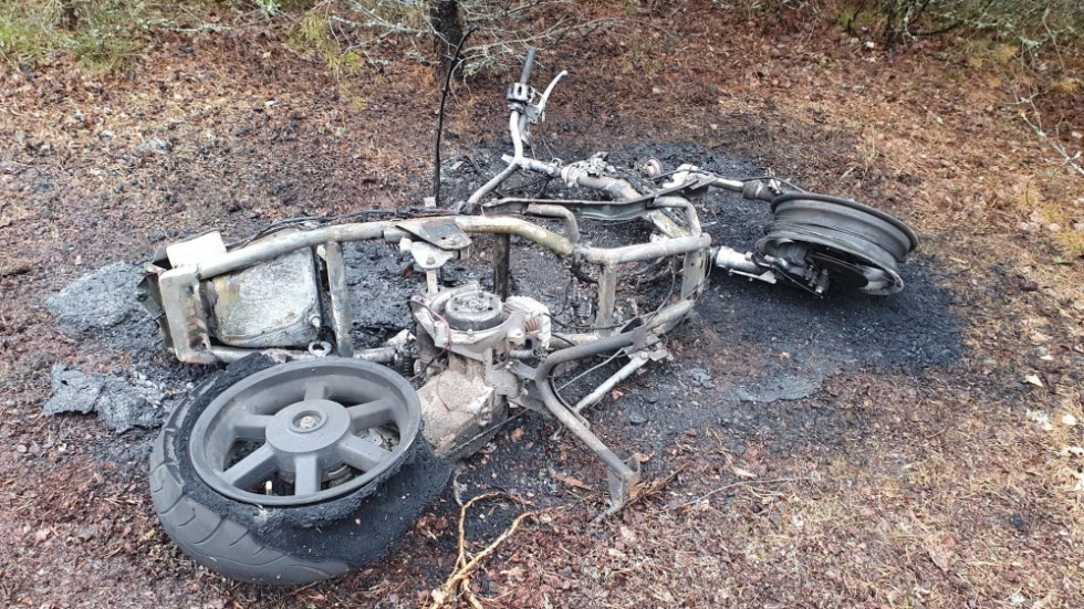 Mopeden totalförstördes i branden.
