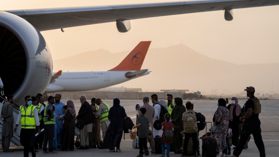 Passagerare går på Qatar Airways plan i Kabul.