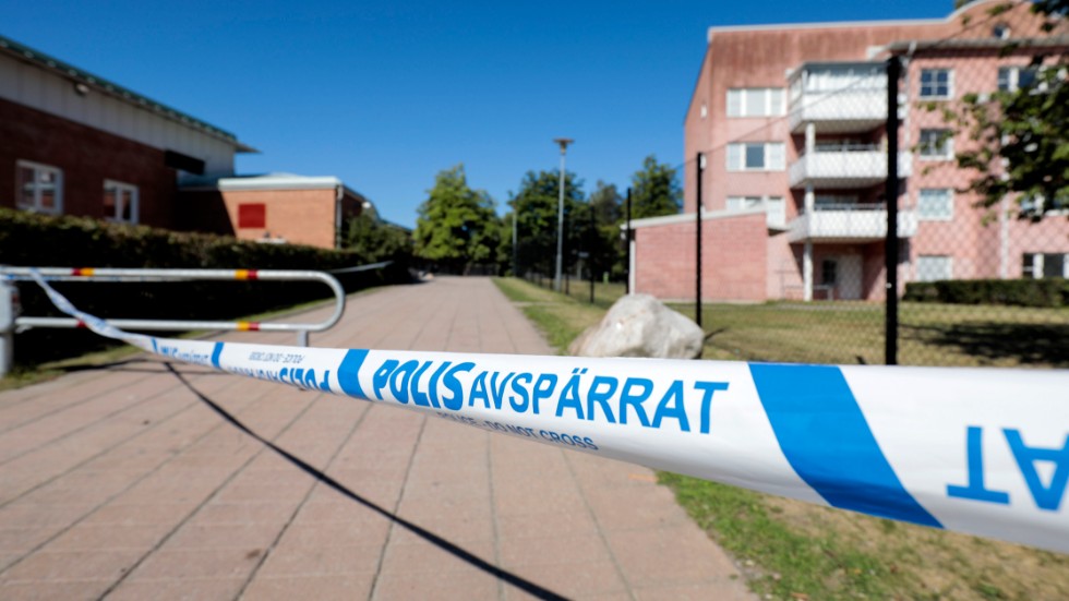 Avspärrningar efter det att två personer skjutits ihjäl i en skottlossning i Vivalla i Örebro 2018. Arkivbild.