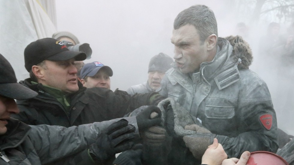 Oppositionsledaren Vitalij Klytjko efter en attack när han försökte stoppa konflikten mellan demonstranter och polisen i centrala Kiev i Ukraina. Akrivbild från april, 2014.