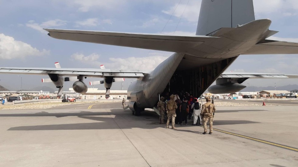 Försvarsmaktens Hercules 848-plan på Kabuls flygplats, under utrymningsarbetet i augusti. Arkivbild.