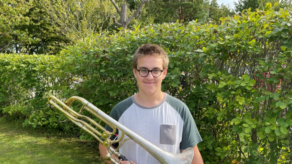 18-årige Elias Hellman har blivit tilldelad Linköpingsmusikernas musikstipendium för sitt bastrombonspelande. Stipendiepengarna ska han spara till att köpa en ny bastrombon.