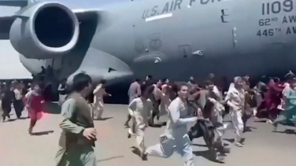 Hundratals personer springer jämte ett amerikanskt evakueringsplan på väg att lyfta från Kabuls internationella flygplats.