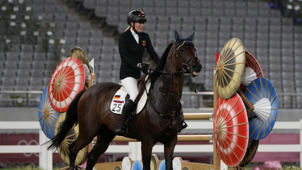 Den tyska ryttaren Annika Schleu gråter sedan guldet runnit henne ur händerna efter att hästen Saint Boy vägrat att hoppa under den moderna femkampen i Tokyo-OS. Tv-bilder när Schleu piskar hästen har blivit virala.