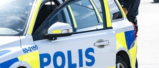 Sovande man upptäcktes i stulen bil vid E4 – greps av polisen
