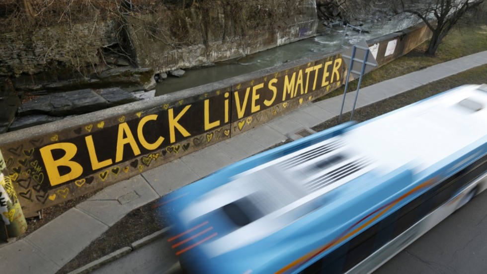 George Floyds död blev startskottet för omfattande protester mot rasism, bland annat genom Black Lives Matter-rörelsen. Bilden är från Ithaca i New York.