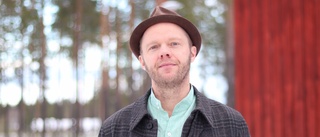 Olof Wretling dricker kaffe på nattåget – gör två besök i Norrbotten