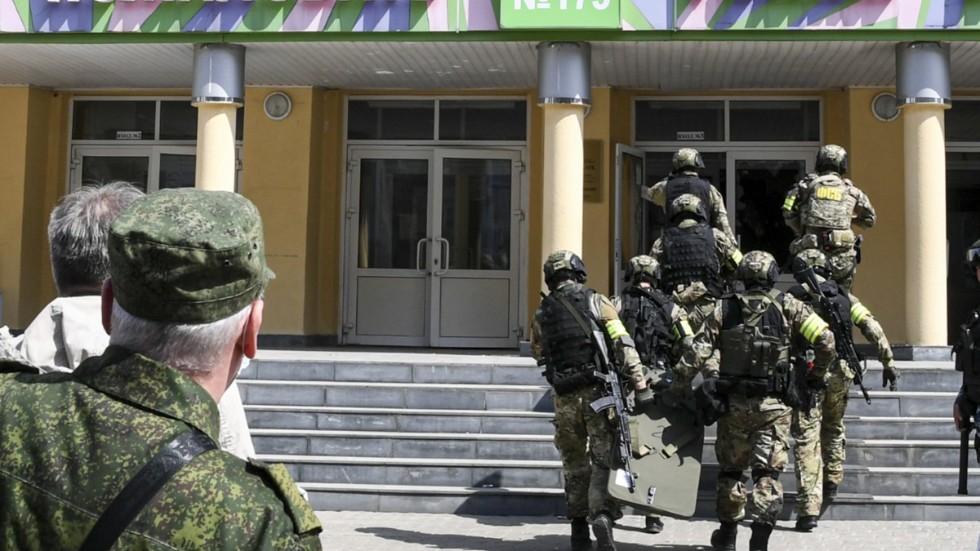 Specialpoliser vid ingången till "Skola nummer 175" i Kazan.