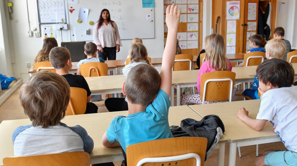 
 Skolförvaltningen och politikerna har misslyckats med skolan i åtta år. Nu är det dags för en kriskommission, menar Strängnäspartiet.