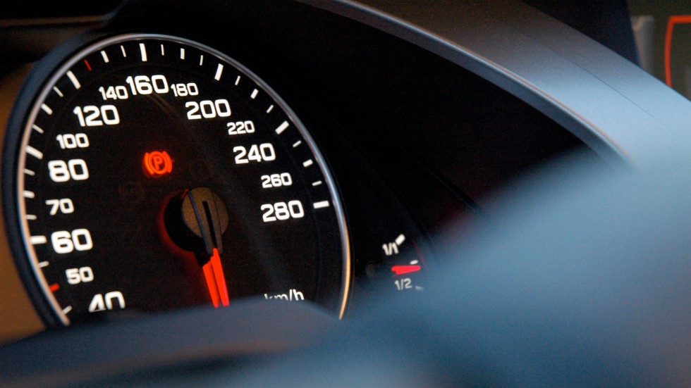 Att sänka hastigheten från 100 till 80 kilometer i timmen sparar 15–18 procent på bränsleförbrukningen, påpekar insändarskribenten.